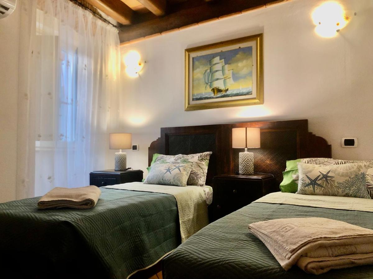 Twin Room with Private External Bathroom