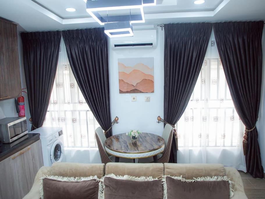 Delight Apartments, Victoria Island (Wi-Fi, 24/7 PWR & AC guaranteed) - Chambres d'hôtes Lagos