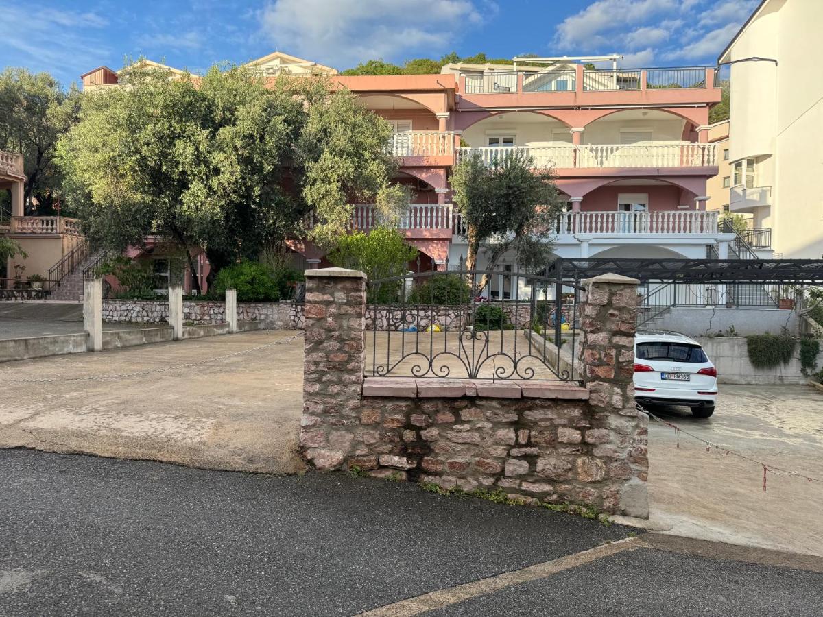 Steps to beach 3 Bedrooms 2 Bathrooms 2 Kitchens with a Terrace - 2 Parking spots - Sea View - Ferienwohnung Sveti Stefan