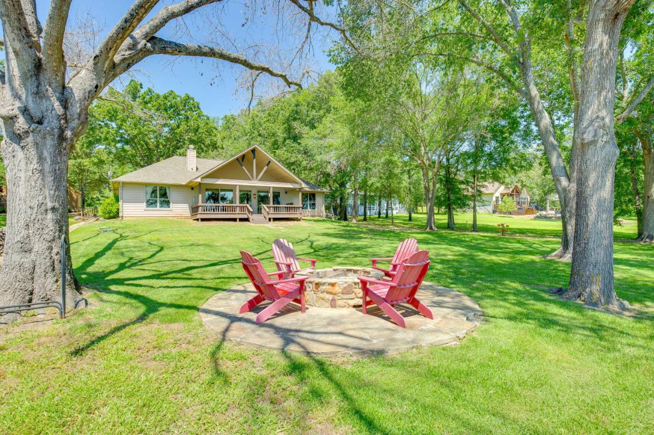 Views and Private Dock Lakefront Eustace House! - Bed and Breakfast