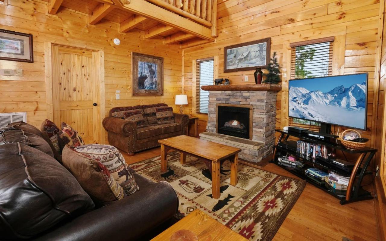 Scenic Sunrise - Mountain Views + Outdoor Hot Tub + Game Room + Community Pool Access - Chambres d'hôtes Sevierville