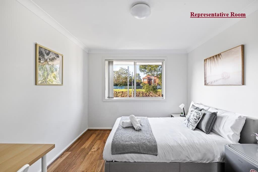 Serene Double Room in Panania - Close to Stations & Shops - Shared Bathroom - Bed and Breakfast