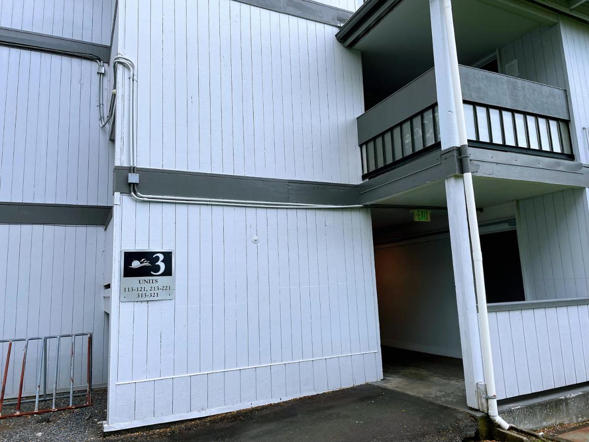Studio in Hilo Center with Pool and Lake Views - B&B