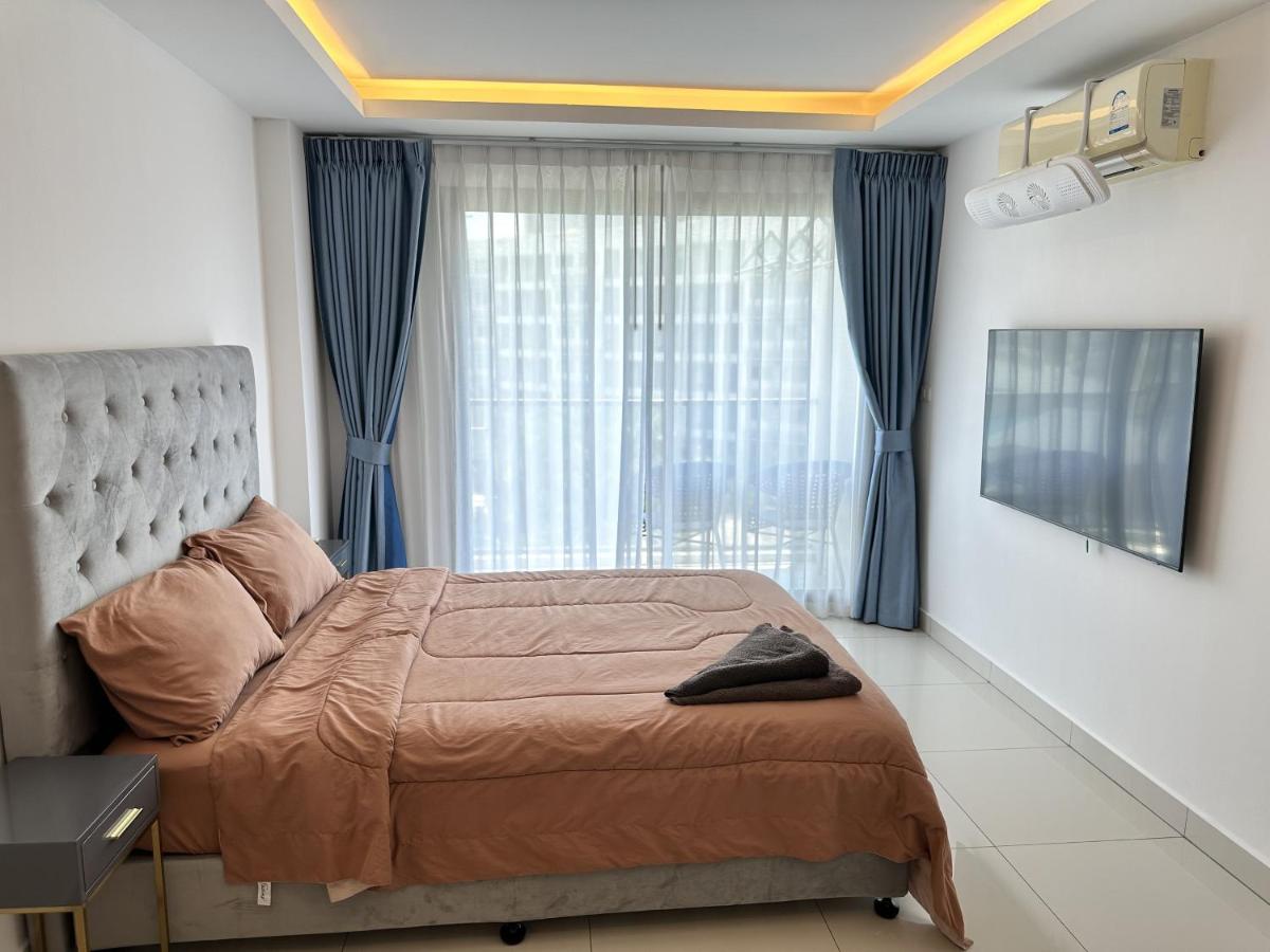 Deluxe One-Bedroom Apartment