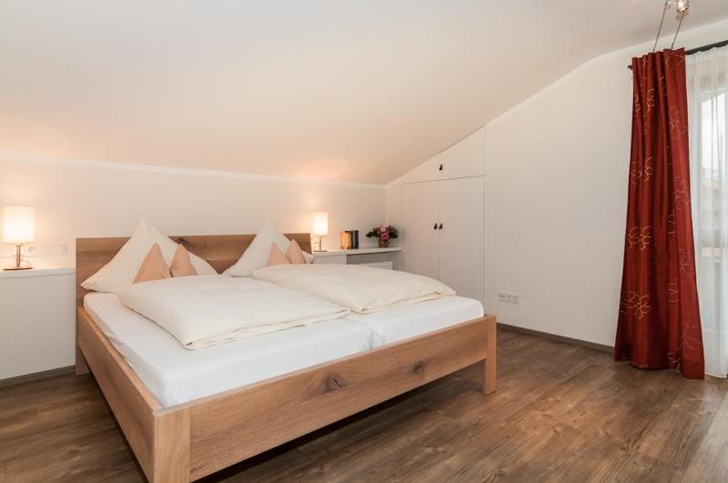 One-Bedroom Apartment with Lake View