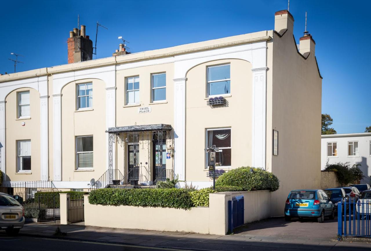 B&B Cheltenham - Crossways Guest House - Bed and Breakfast Cheltenham