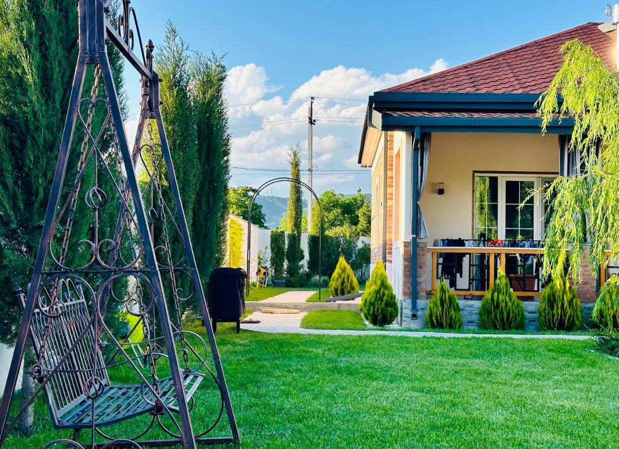 Entire Villa Near Tbilisi Nature Reserve with Panoramic View - Chambres d’hôtes
