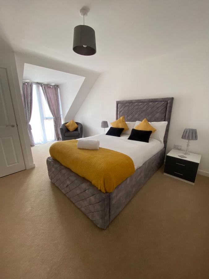 B&B Derby - Kingsway House - Brand New Spacious 4 Bed Home From Home - Bed and Breakfast Derby