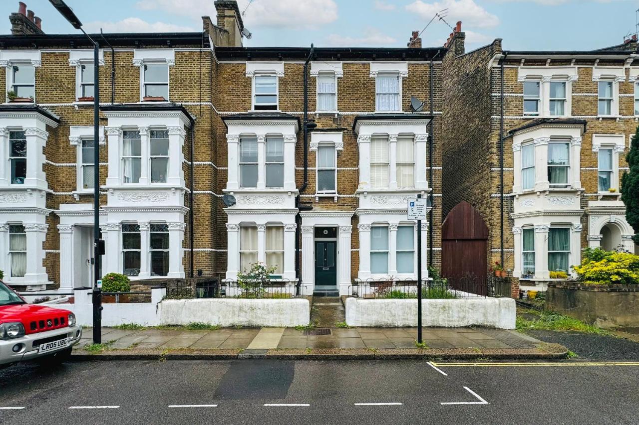 Cosy Apartment in Queens Park - B&B London