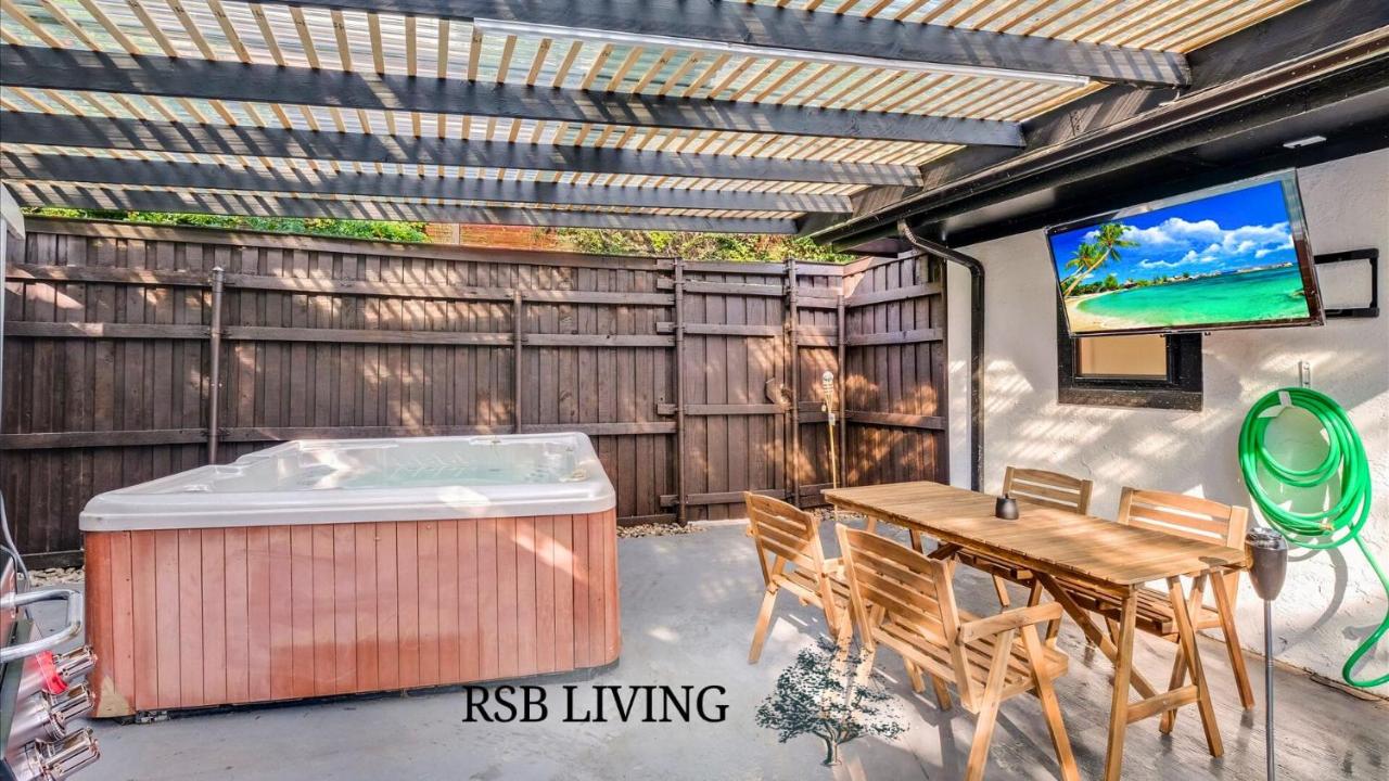 Superior 4BR 2BA Holiday Home with Hot Tub & Grill - Ferienwohnung