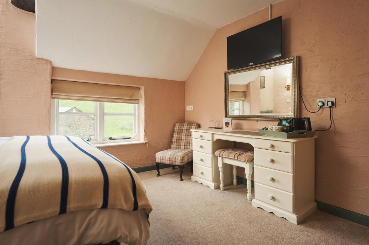 Habitación con cama extragrande.