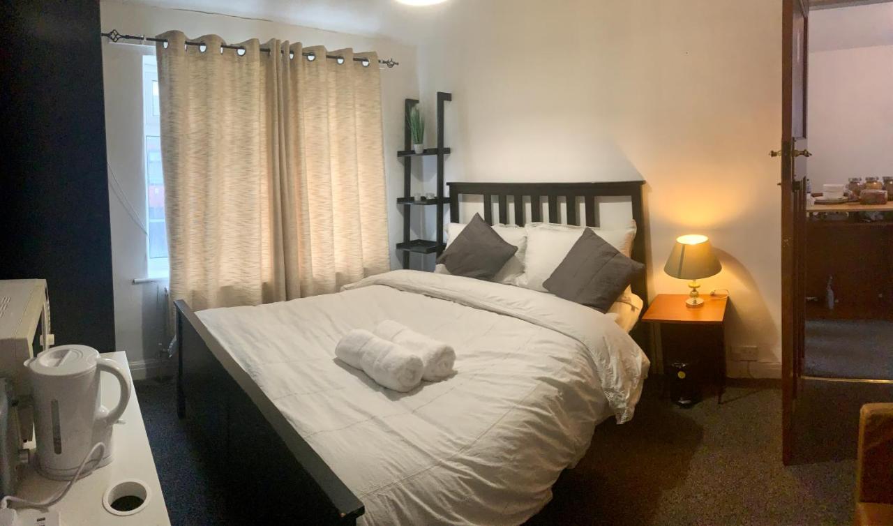 B&B Manchester - Stay Inn M30 - Bed and Breakfast Manchester