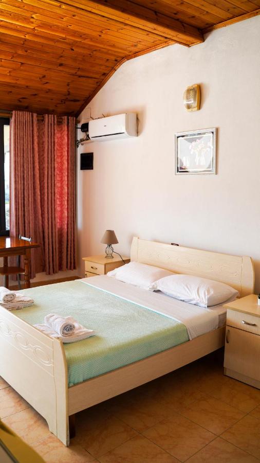 B&B Durazzo - Vila Aliaj luxury rooftop room for 2 with air conditioning - Bed and Breakfast Durazzo