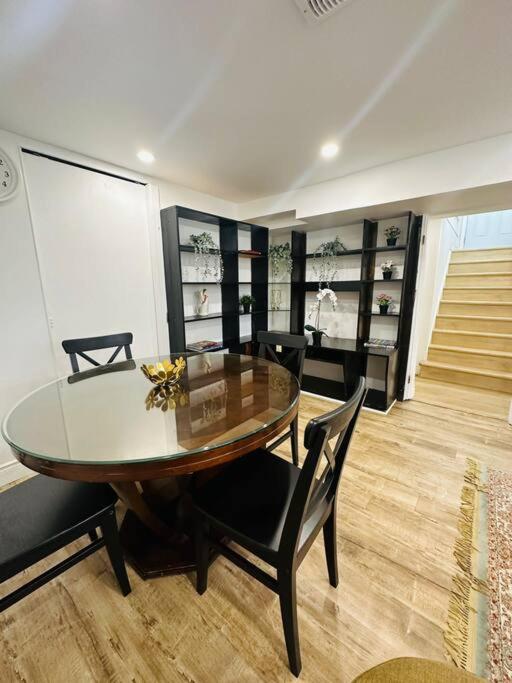 Newly renovated, laundry, separate entrance - Chambres d’hôtes Richmond Hill