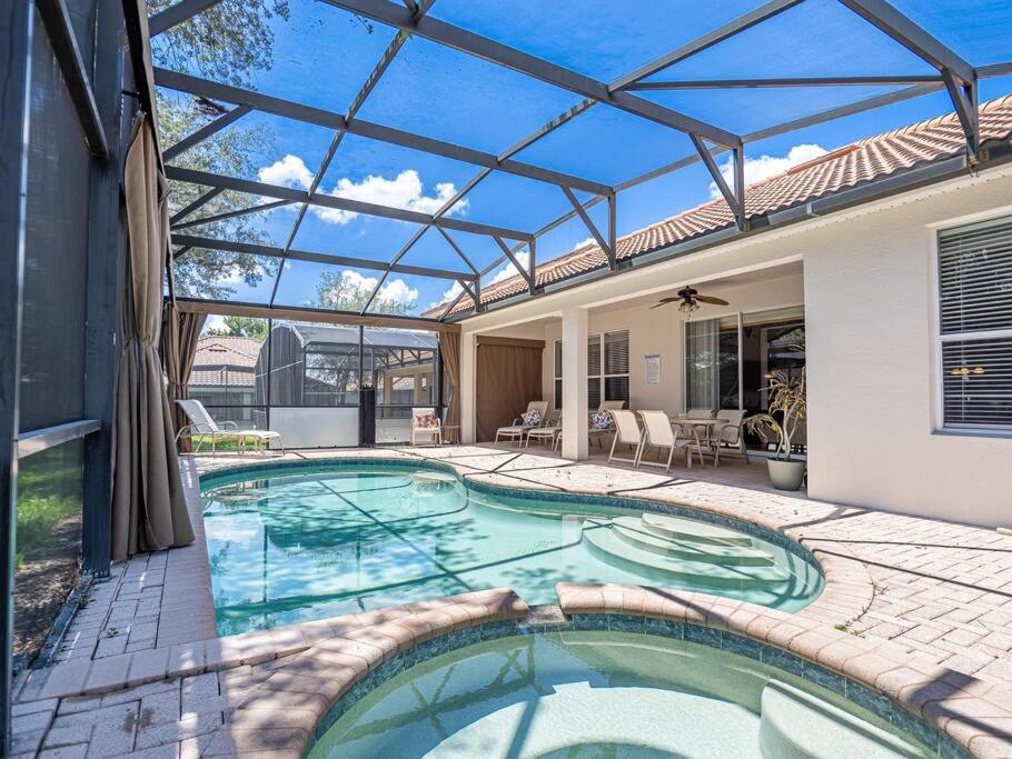 Luxury Disney Villa 5BR With Private Pool and Spa (4 Miles from Disney) - B&B