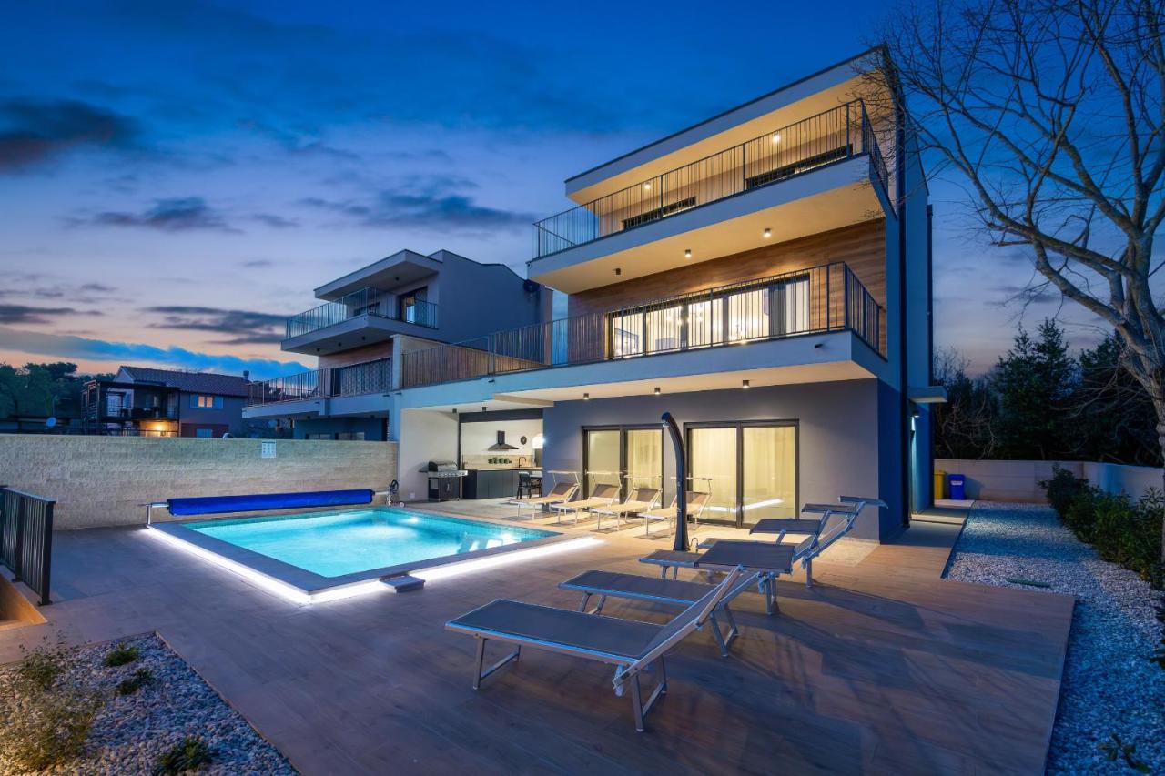 Villa Bay I near Medulin for 9 people with heated pool - playground & whirpool only 100 meters from the beach - pet friendly - Chambres d'hôtes Banjole