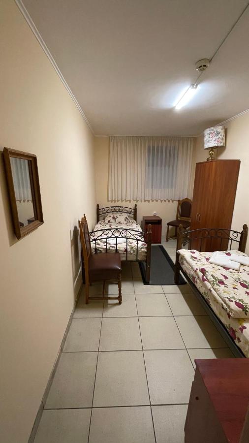 Tweepersoonskamer met 2 Aparte Bedden en Gedeelde Badkamer