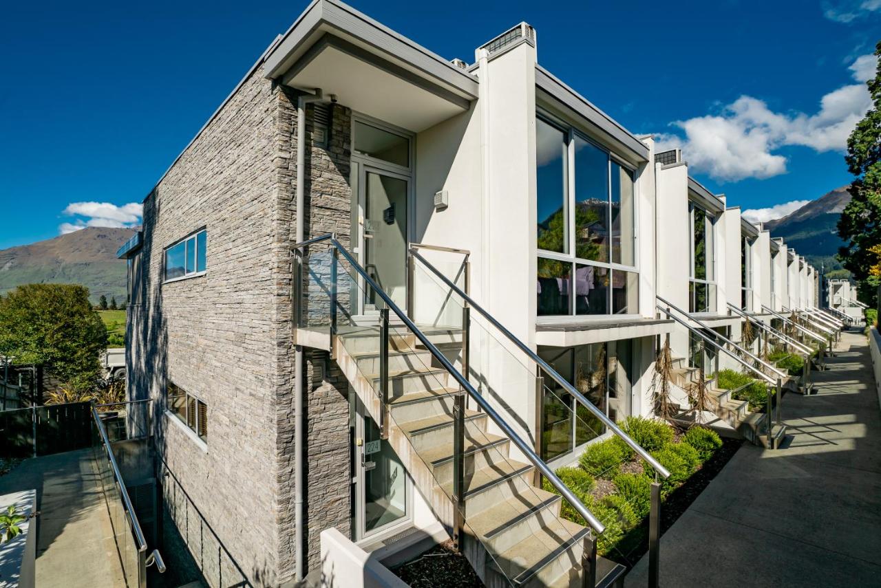 Modern Executive Living in Pounamu - B&B