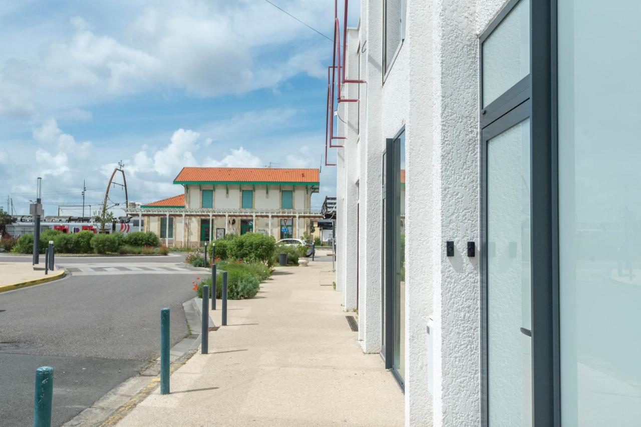 Suites Kerlarros Clim et Parking face Gare et Port - B&B
