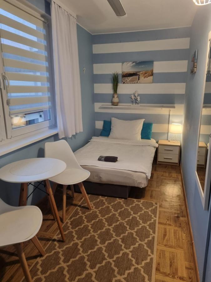 Chambre Simple avec Toilettes et Douche Communes