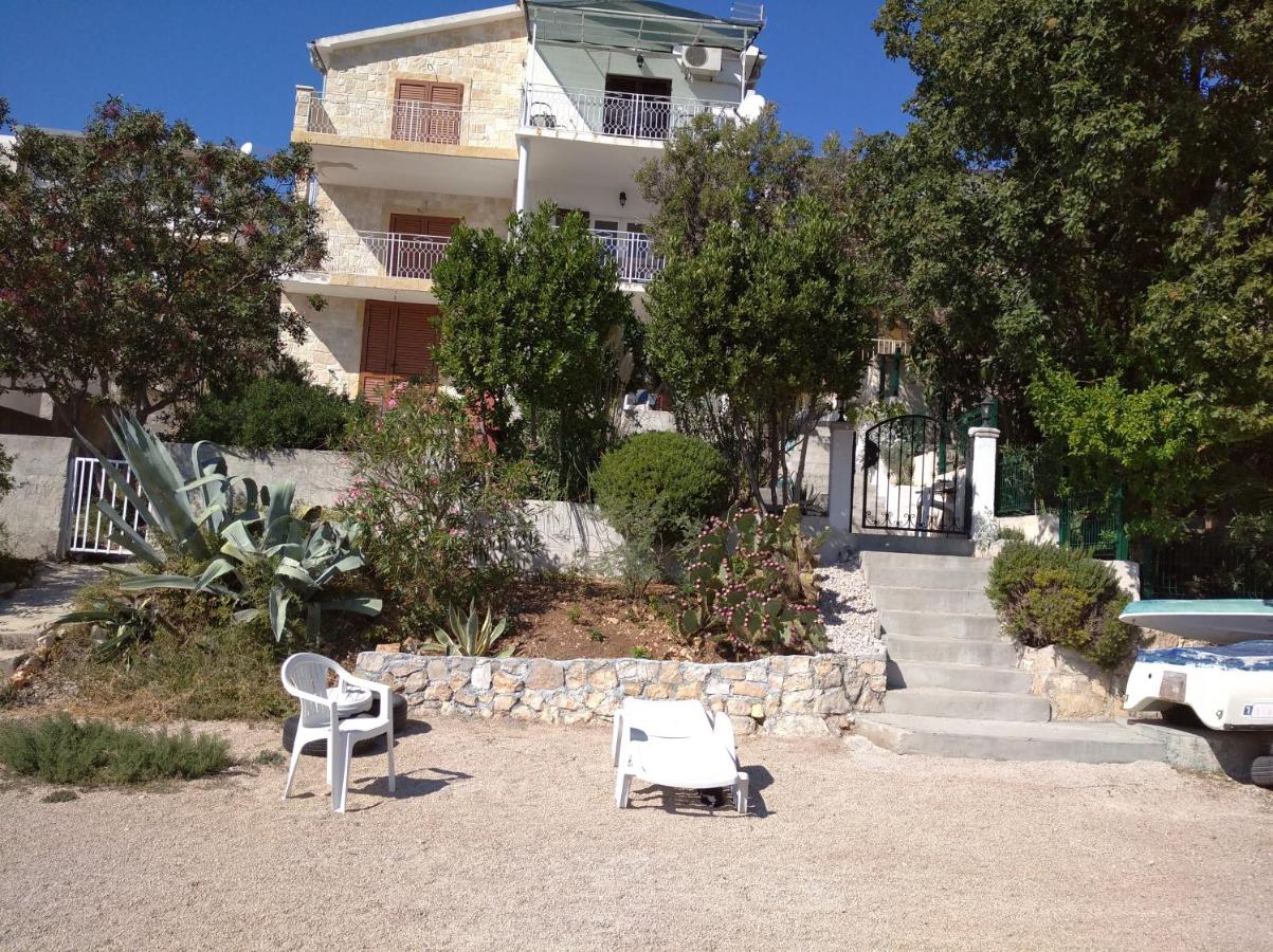 Vrilo Beachfront Small Cove Retreat - Chambres d'hôtes Pirovac