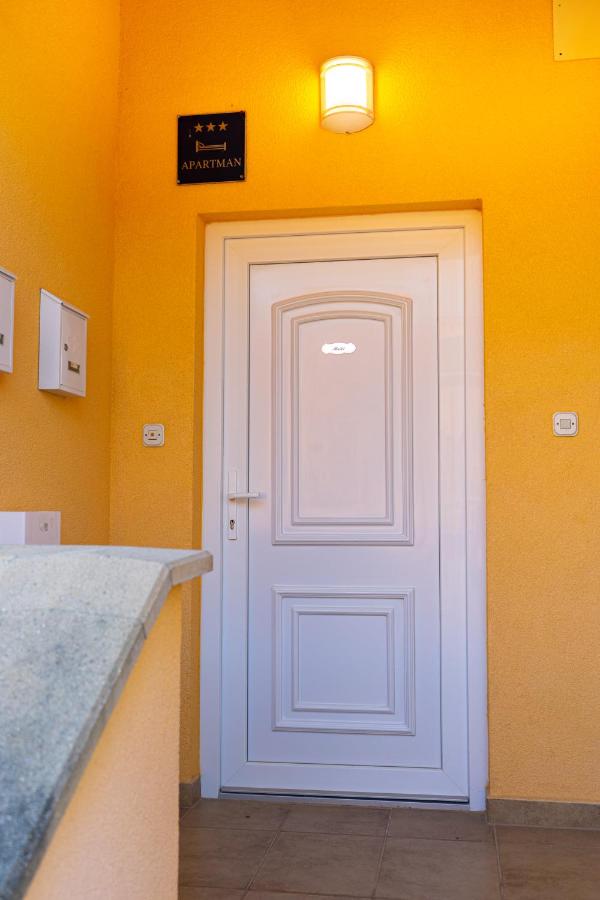 Family Apt with a BBQ in Vodice 15 min walk from beach - B&B