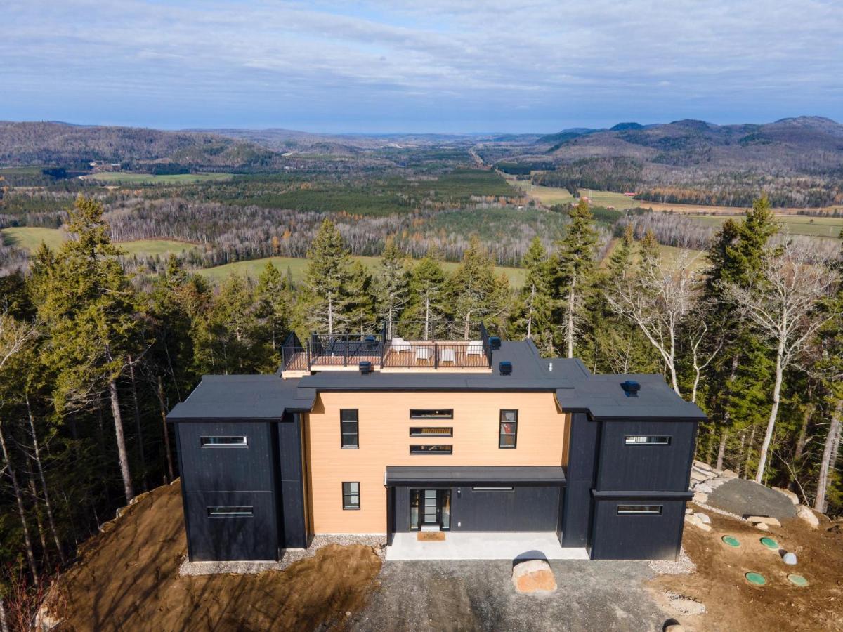 Chalet Xo Tremblant - 5brs, Private Baths, Spa, Sauna & Rooftop - B&B