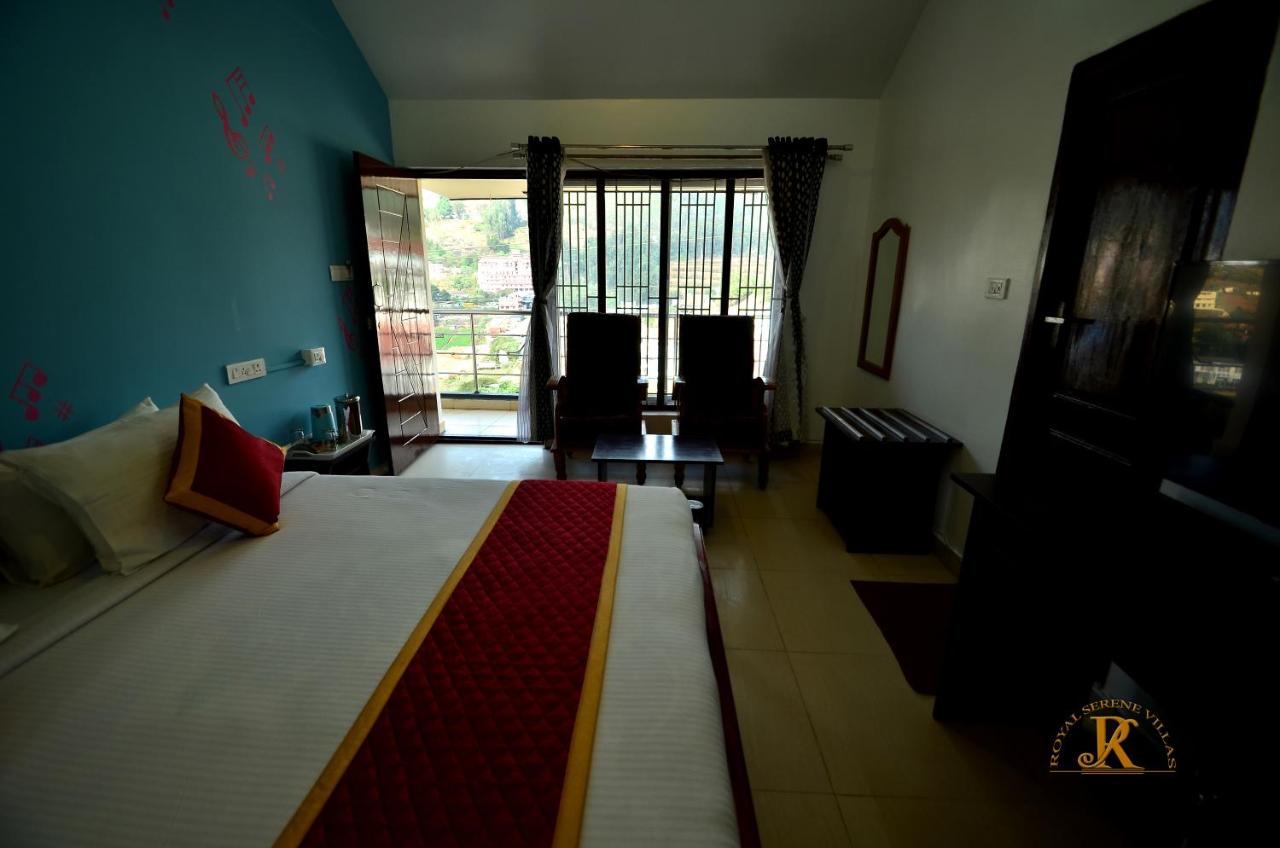 Habitación con cama extragrande y vistas a la montaña