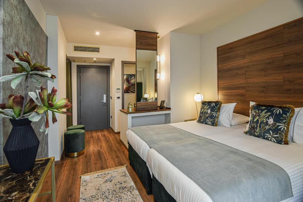 Doppel-/Zweibettzimmer mit Balkon