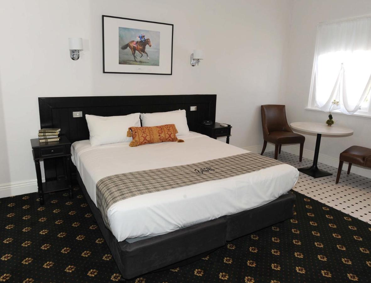 B&B Yarrawonga - The Yarrawonga Hotel - Bed and Breakfast Yarrawonga