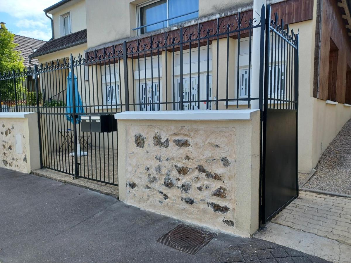 Plain-pied 80 m2 dans maison, parking privé gratuit, gare Paris Tour Eiffel et musées - B&B