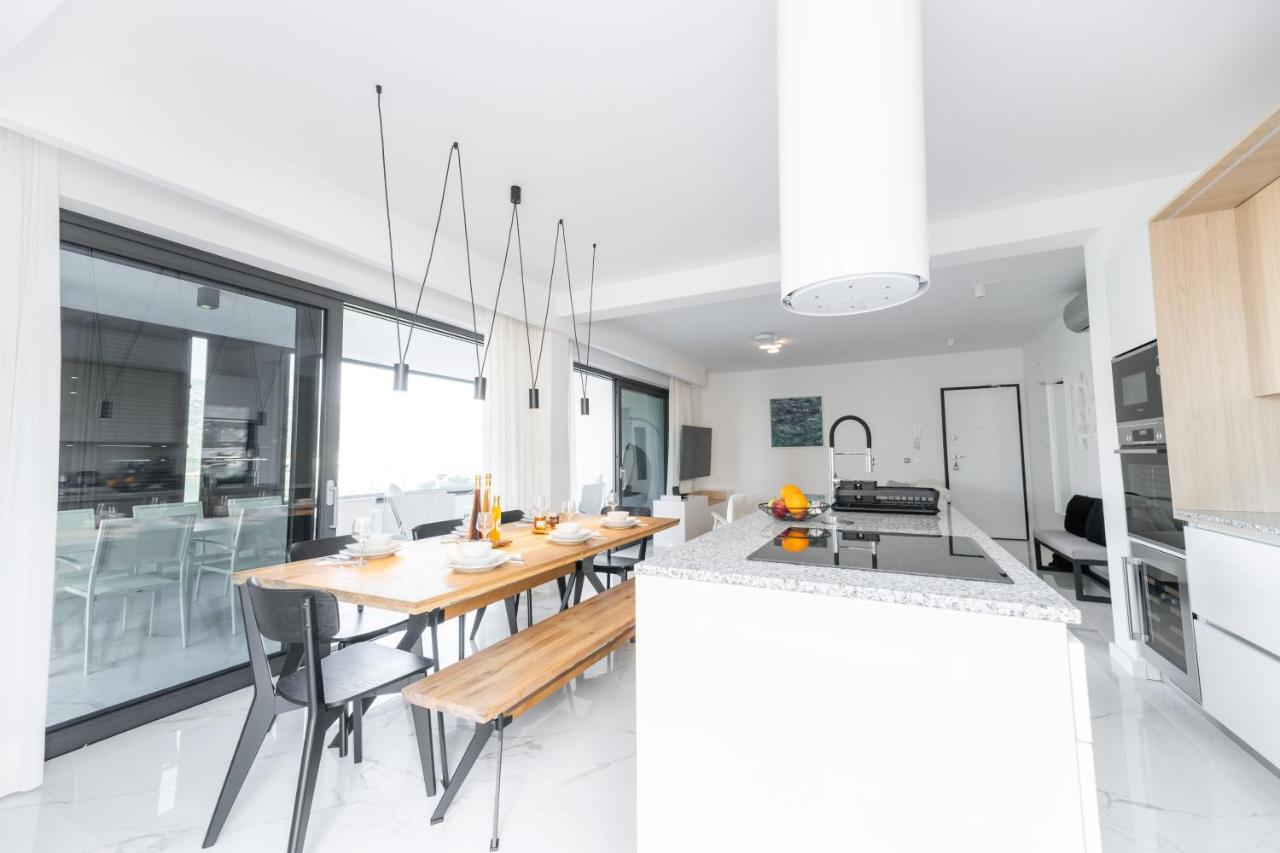 Villa Velebit - luxury apartment steps away from Adriatic Sea, with private pool and stunning views - Chambres d'hôtes Vinjerac
