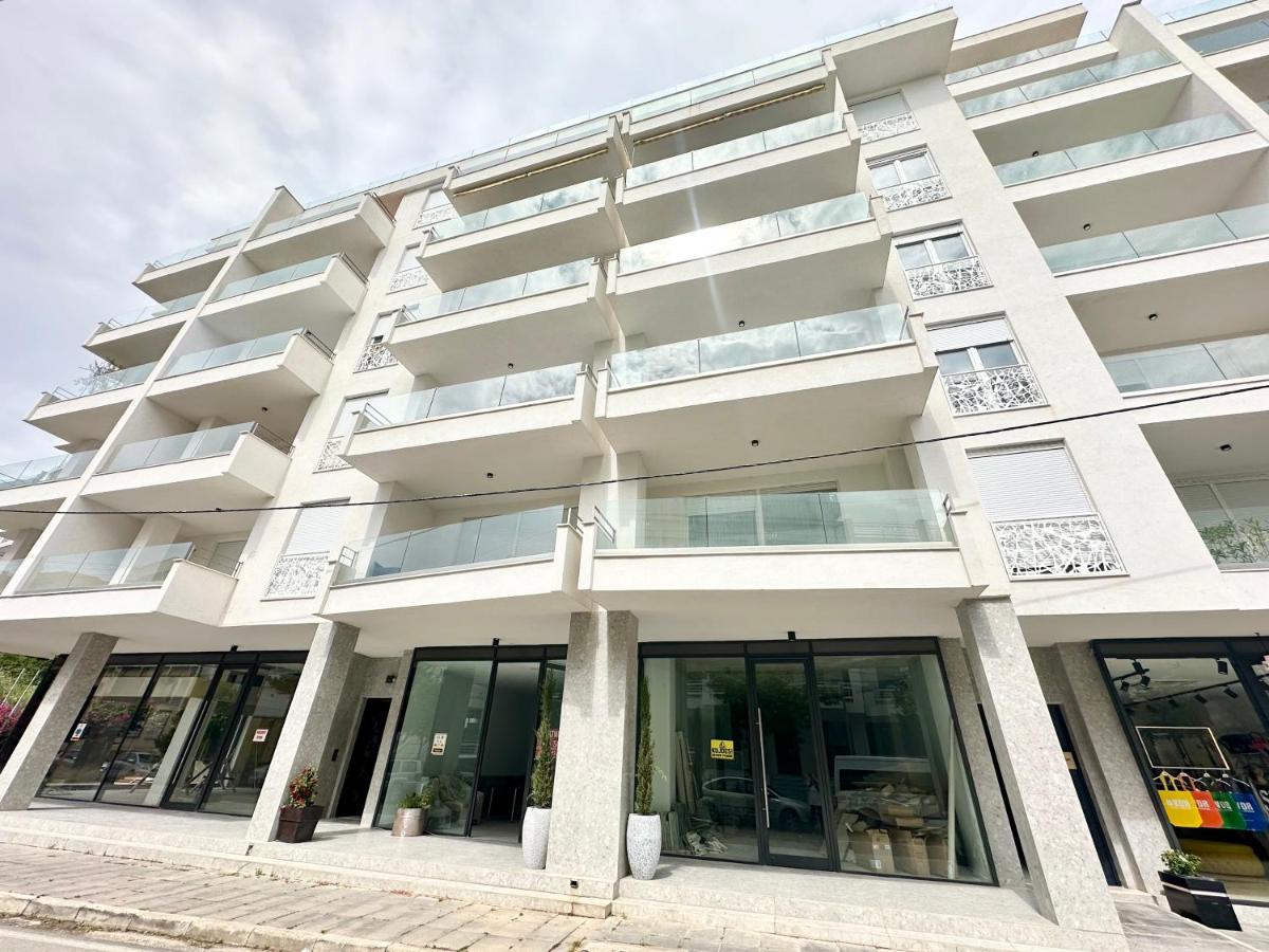 One-Bedroom Apartment with View
