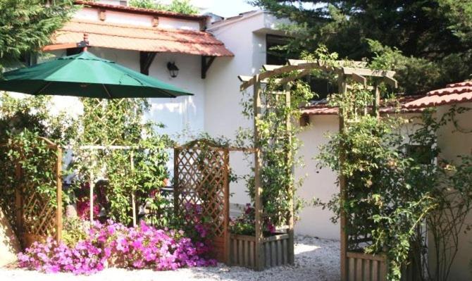 Dreibettzimmer mit Gartenblick