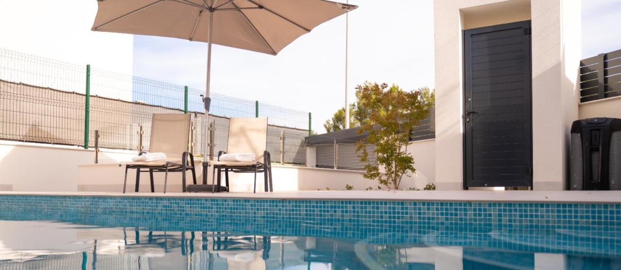 Amberes apartment, a stylish villa's independent downstairs apartment with private swimming pool and terrace - B&B