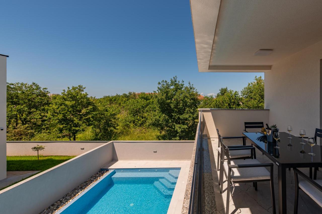 Appartamento con 2 Camere da Letto e Vista Piscina