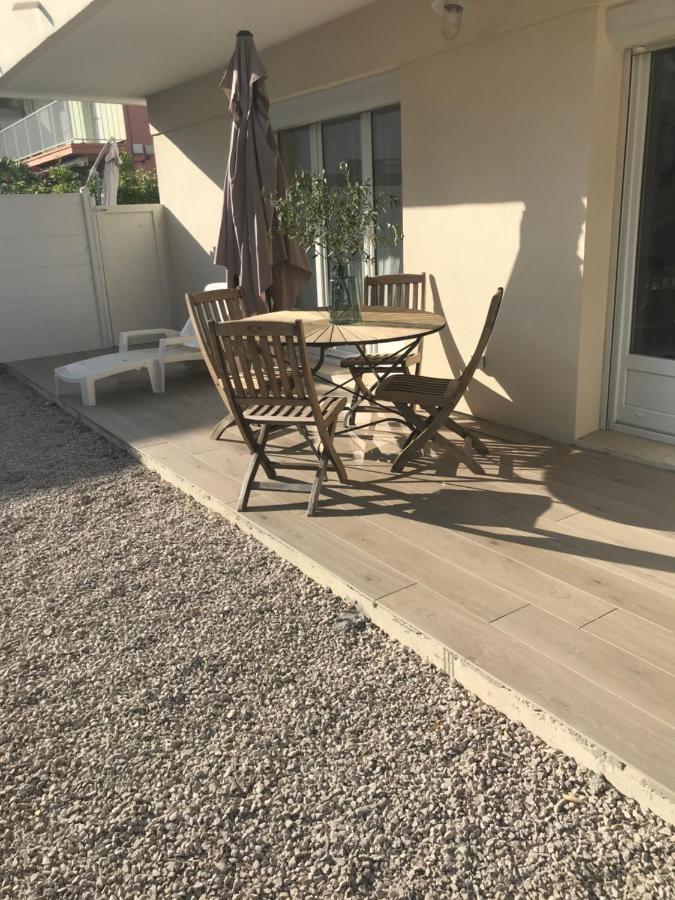 Chez Camille appartement spacieux 75m2 climatisation wifi parking terrasse et cour privative a 50 m de la plage - Bed and Breakfast