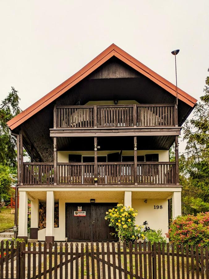 Różany Ogród - dom pod lasem, z widokiem na jezioro i kominkiem, rowery, łódka, rowerek wodny - B&B