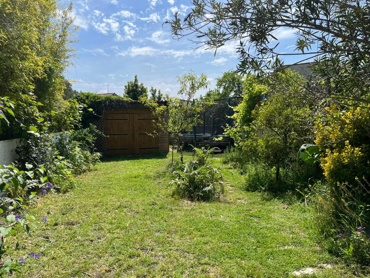 Charmante petite maison avec terrasse et jardin, proche tram - B&B