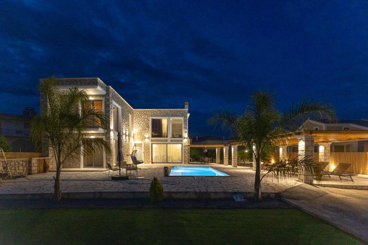 Rafaelia Premium villa with private pool in Drepano - Bed and Breakfast