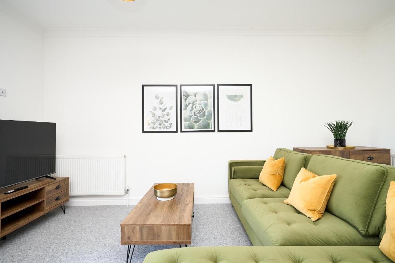 Riviera View - A Stunning Large 1 Bed Apt - Private Parking - 5 Mins To Beach - Dog Friendly - Close To Ventnor, Shanklin & Sandown - Ideal For Friends, Families & Business Travellers - Managed By "Greenstay Serviced Accommodation" - Chambres d'hôtes Bonchurch