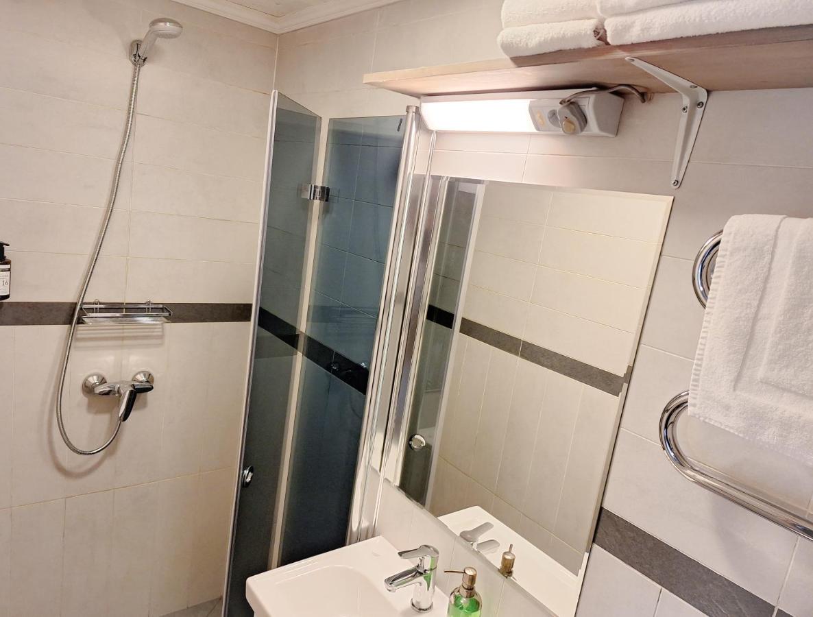 Apartment with Shower