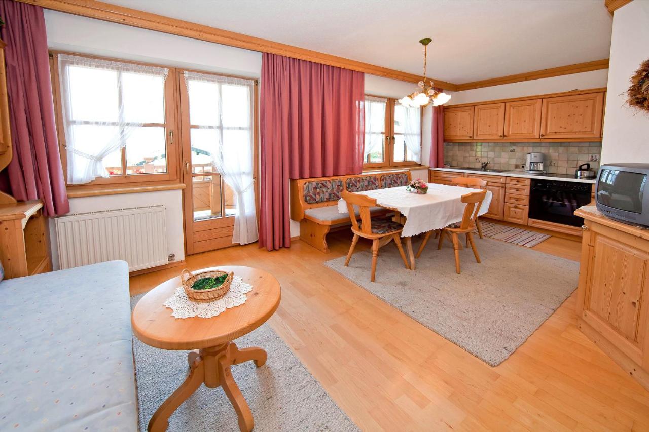 Appartamento con 2 Camere da Letto, Balcone e Vista Montagna 