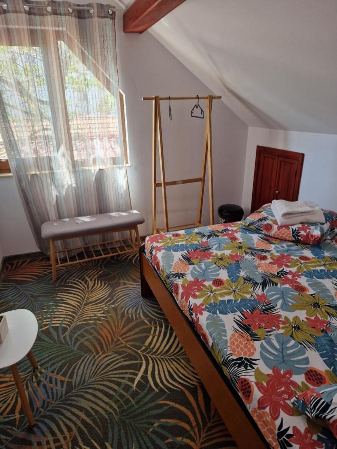 Zimmer mit Kingsize-Bett und Meerblick