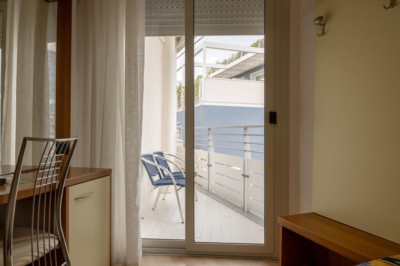 Habitación Doble con balcón y vistas laterales al mar