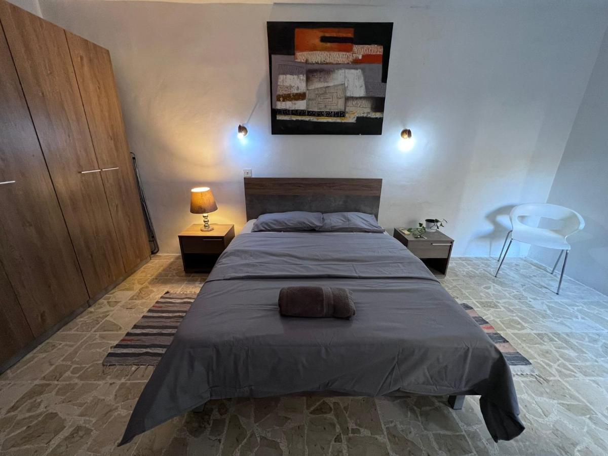 F51 Room with private bathroom near the beach in shared apartment - B&B