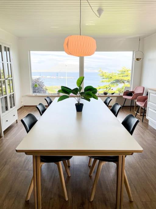 3 BR Villa for 4 guests, Ocean view in Tórshavn - B&B