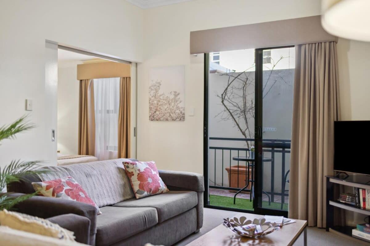 Fabulous Apt in Northbridge with Pool & WiFi - Bed and Breakfast Perth