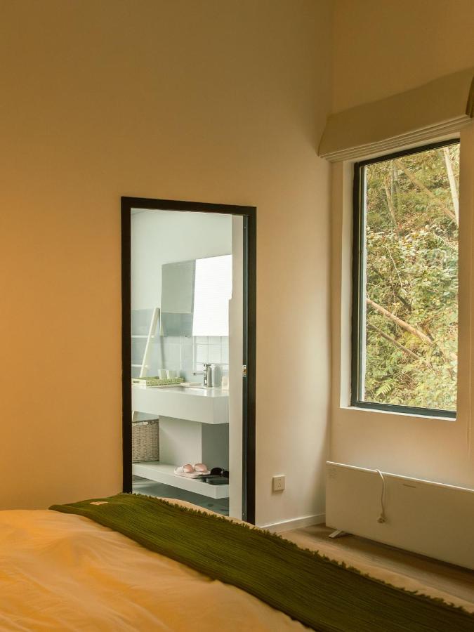 Zimmer mit Kingsize-Bett und Bergblick