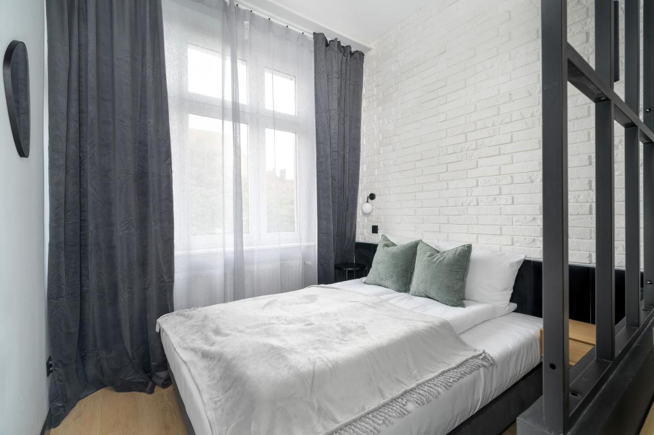 B&B Poznan - Stylish Grey Apartments with a City View in Poznań by Renters - Bed and Breakfast Poznan